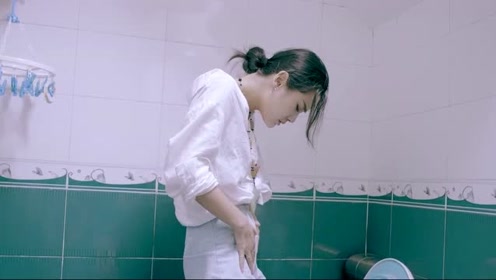 男女身体互换,美女上厕所要站着,男的要蹲着!