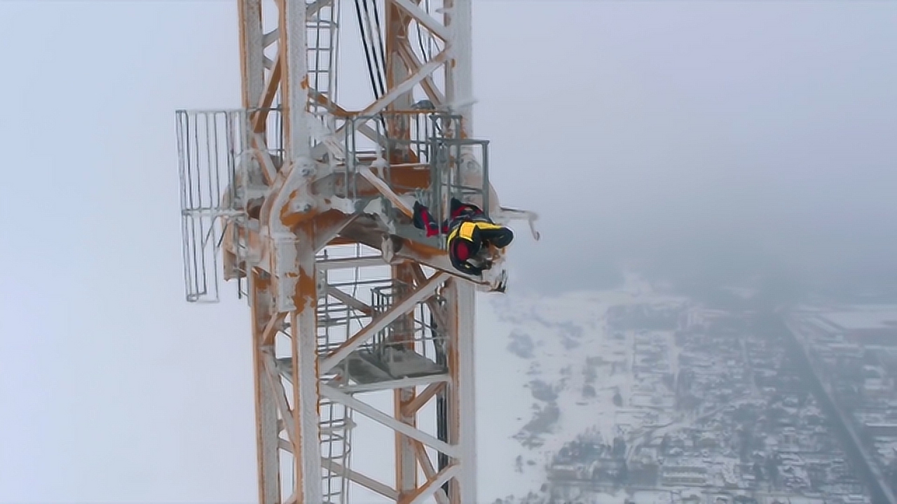 利勃海尔工程师462米高空检修塔式起重机,网友:多少钱都不干!