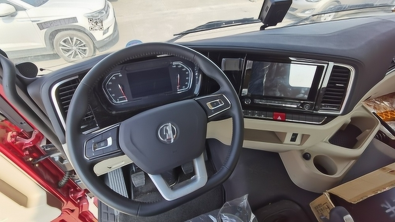 内饰比x3000更耐看,详解陕汽x5000牵引车亮点