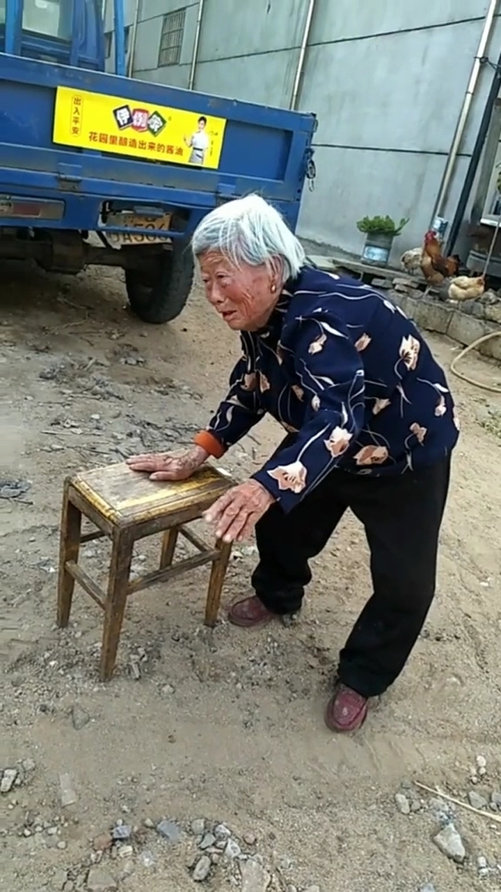 百岁的老人行走困难,只能这样慢慢移动了!