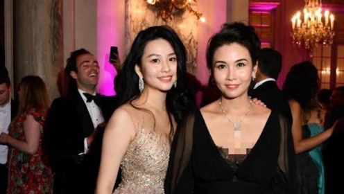 邱淑贞与女儿沈月罕见同框,完美遗传妈妈的美貌,炫细白长腿坦盐揶