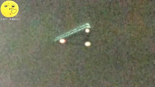 夜空中出现三角形UFO，外星人真的存在吗？