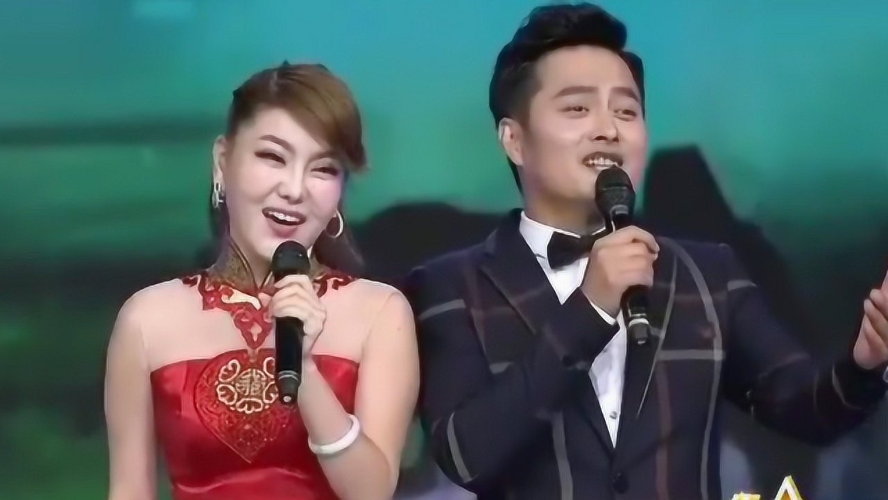 云飞与乌兰图雅一首《敖包相会》,这真是神仙组合啊,默契十足