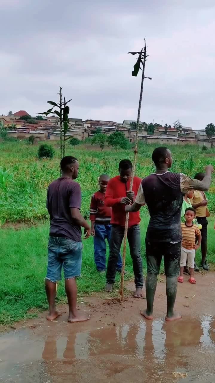 非洲卢旺达,足球比赛,现场砍树做球门