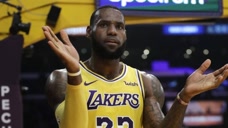 NBA搞笑解说：詹姆斯个人集锦，打到一半直接下场场上4打5？