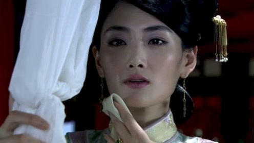 那图鲁吸大烟,玉格格悲痛欲绝,悄悄回到家中上吊自尽了