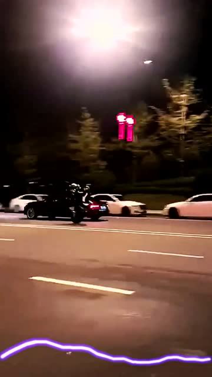 摩托车夜间飙车,起步瞬间就翻车了