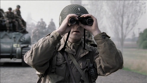 德军狙击手藏在暗处,军官刚放下望远镜,就被一枪狙杀《兄弟连》
