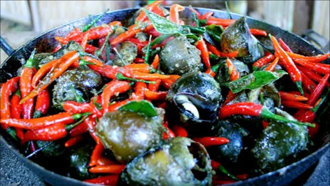 香辣秘制福寿螺,那真是难得美味,表哥吃得可嗨了