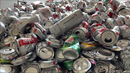 常喝饮料易拉罐别扔,收集起来融化铸成铝锭,分分钟变废为宝