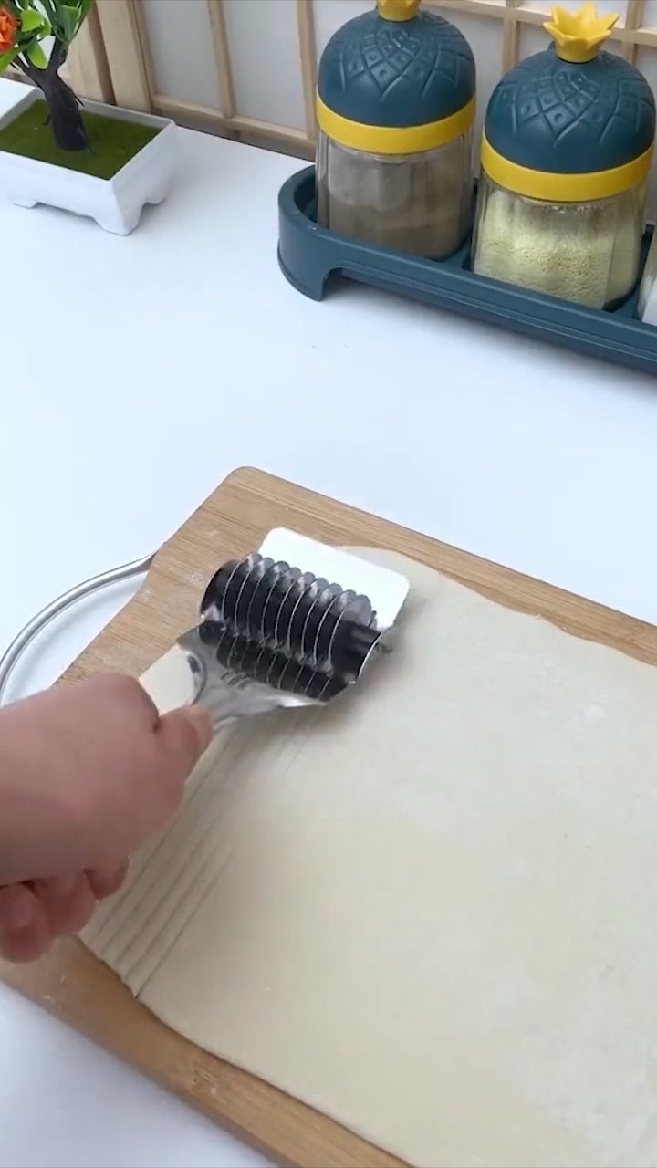 想要快速制作美味的手擀面,一定要入手这个不锈钢滚面刀