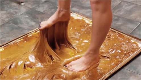 美女作死挑战世界"最强胶水",一脚踩下去,结局忍住别笑!