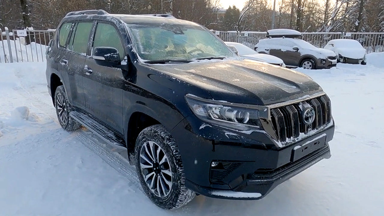 雪地实拍2022款丰田普拉多,五座实用配置,近距离感受下有多霸道