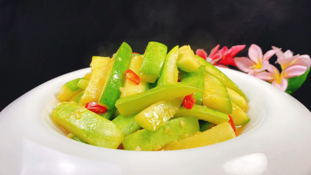 清炒西葫芦这样做,清脆入味不出水,特别的下饭,低脂少油更健康