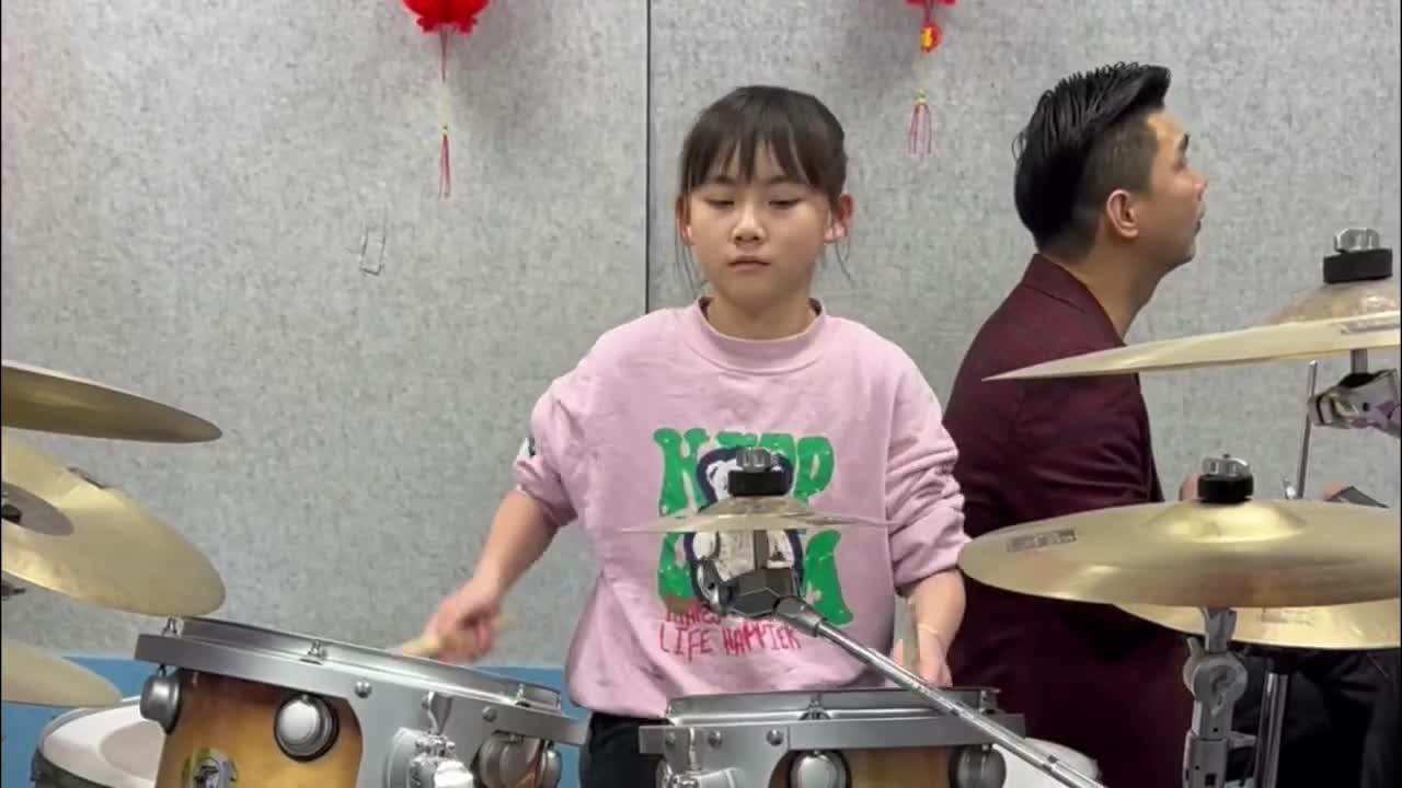 妞妞架子鼓演奏一首动感曲目,这首歌配合架子鼓很是震撼!