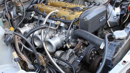 实拍启动丰田4age四缸发动机