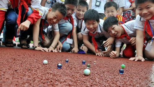 原来小时候的弹珠是这样做出来的,玩过的举手