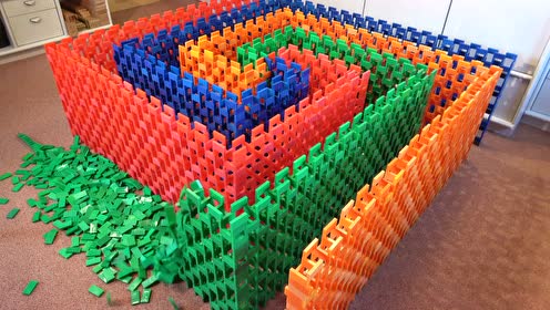 多彩骨牌墙,由7500块多米诺骨牌组成