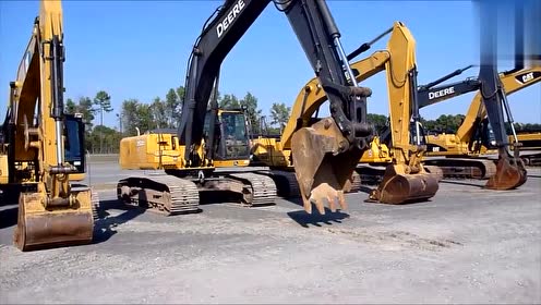 成吉思汗大街路面塌陷翻斗车侧翻