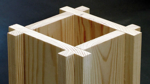 小伙子利用废弃木板制作工艺品,你别说这手艺还真不赖!点个赞