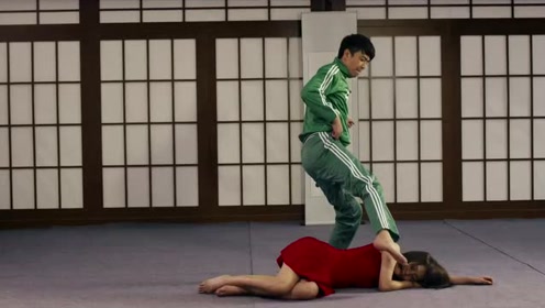 男子把美女打晕,带她去看病,抱她的时候尴尬了,这真的是男人吗