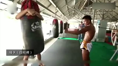 当拳王播求的陪练太不容易了,抱沙袋最多能挺十下就倒下了