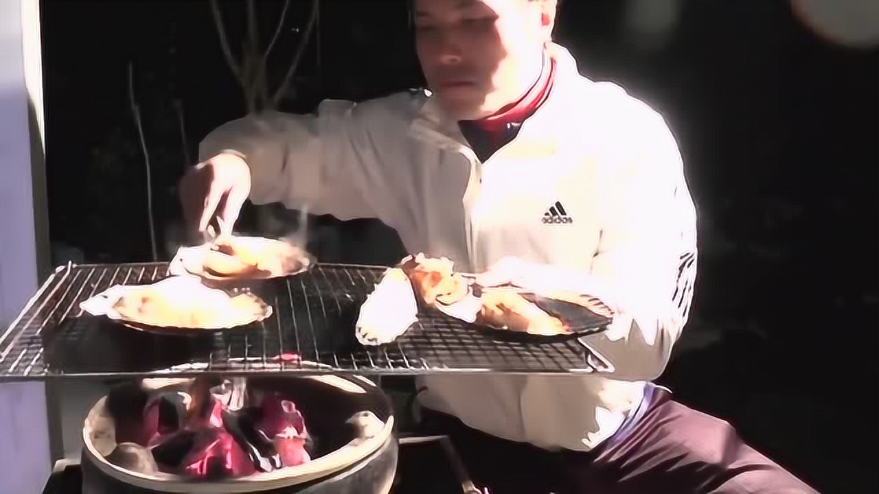 大叔夜里烧烤扇贝,真是一顿美味的夜宵,吃得挺香的