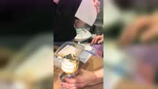 小姐姐真是一个讲究人,金箔冰激凌做的真温柔吃起来一定很甜