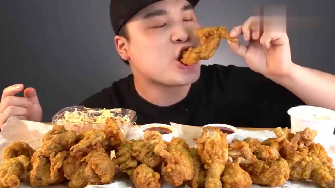韩国大胃王胖哥吃播,吃的是脆皮炸鸡,听听这咀嚼声,吃得真带劲