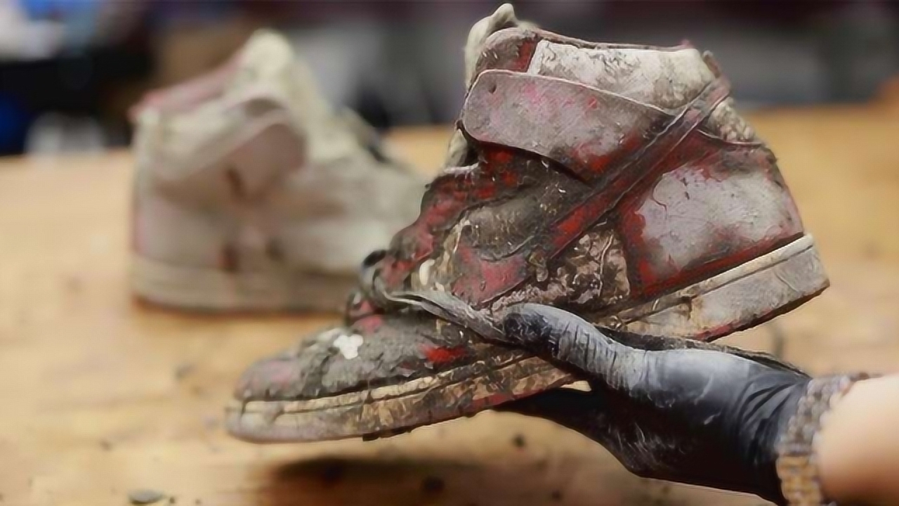 老外捡了一双破鞋,回家一波神操作过后,价值上涨数百倍!