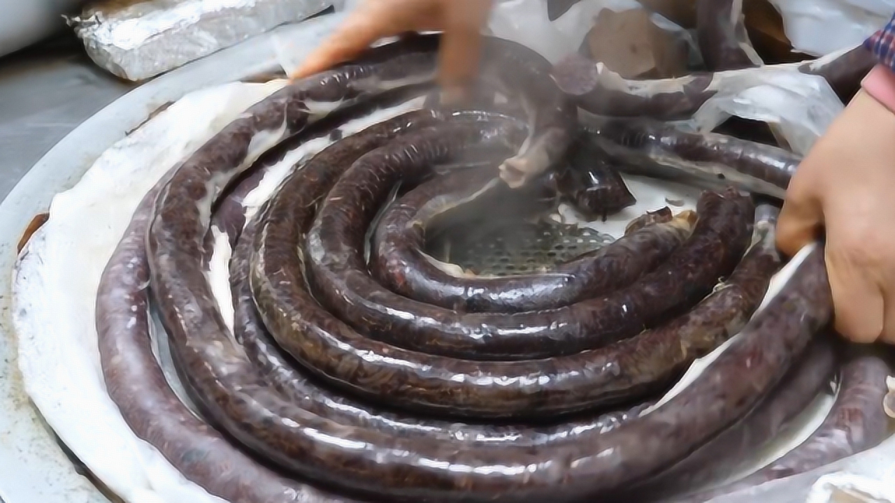 70岁奶奶卖手工"黑肠"30年,20块1斤,中国游客当腊肠买10斤!