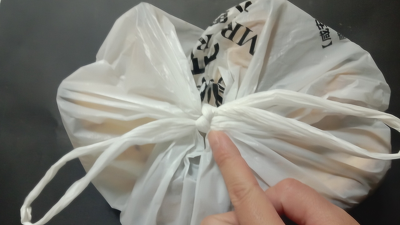 塑料袋上的死结难解开,学会这个技巧,不用撕,5秒轻松解开