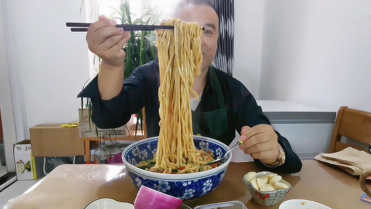 鹏小哥做了豌豆肉丁拌面1人吃一盆,鲜香味美,放开了吃 真过瘾