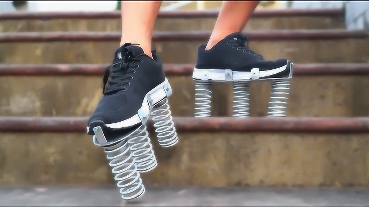 小伙在鞋底装上弹簧,奋力一跳后,网友:你是要上天?