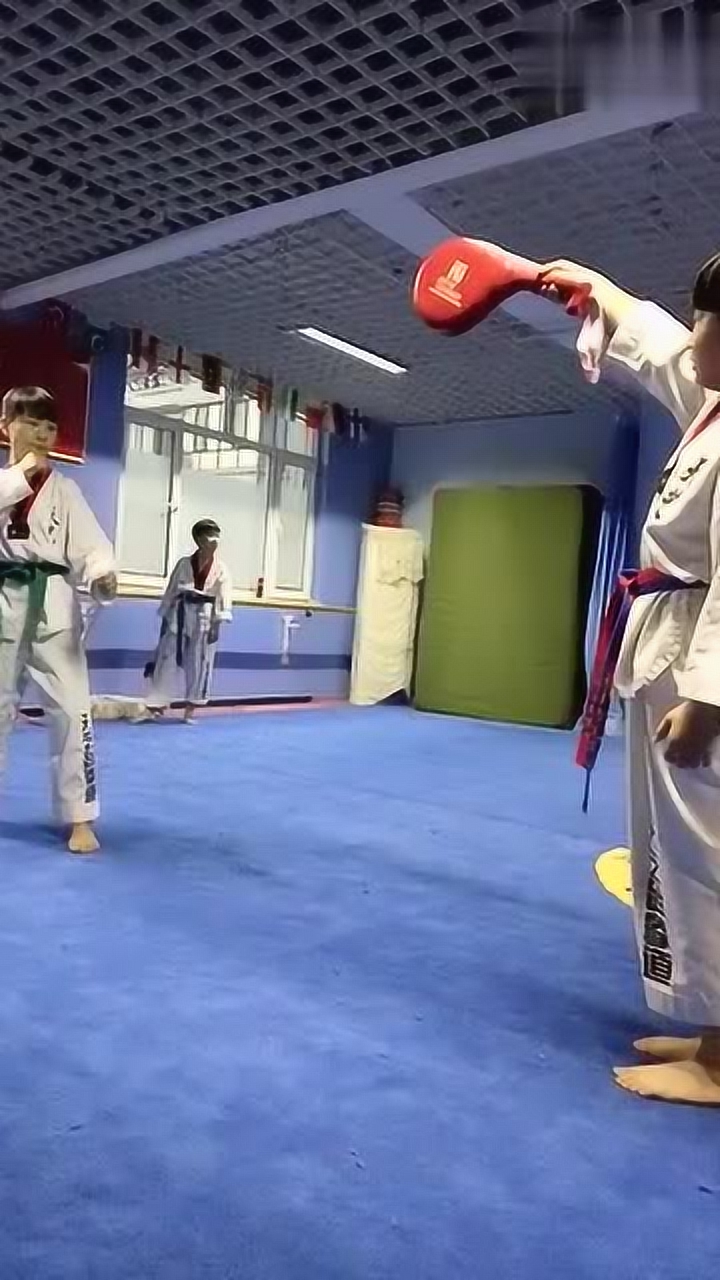 跆拳道小朋友们展示后旋踢旋转踢,厉害了!