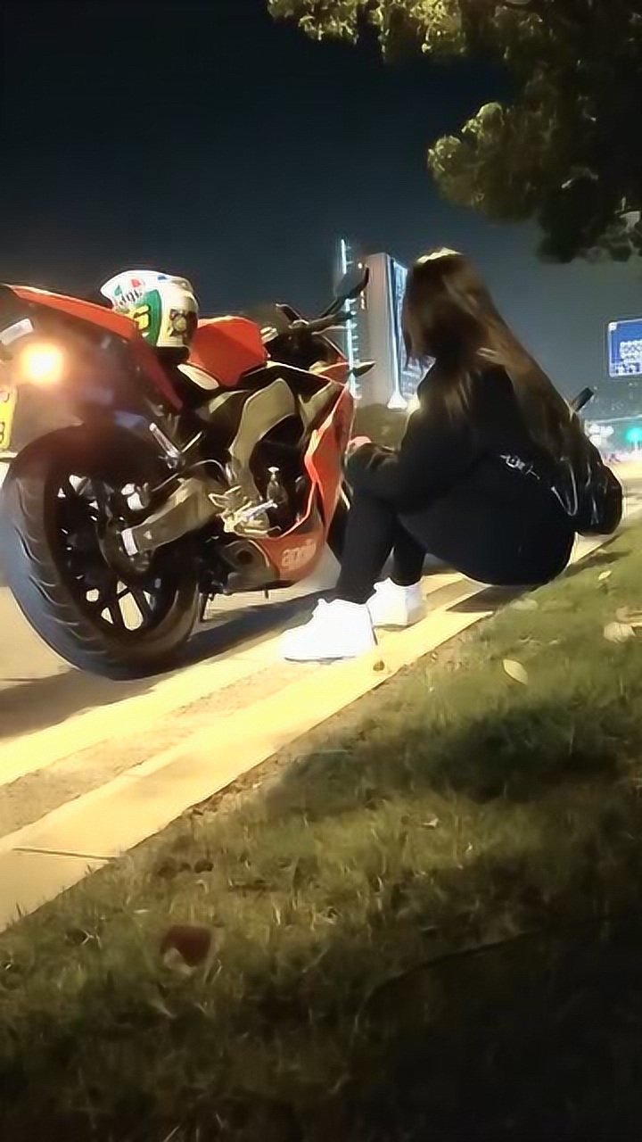 骑士小姐姐这是怎么了?看她的背影感觉好孤单,让人心疼