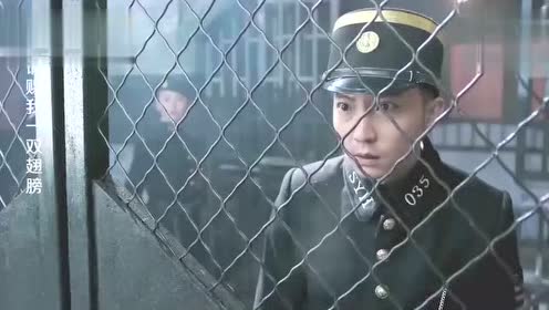 林九歌穿风衣下车瞬间,监狱女犯人都站起来,怎么会有这么美的人