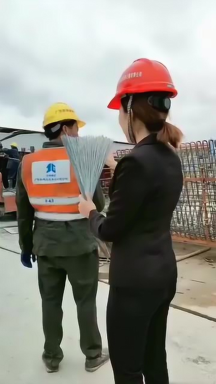 工地上的监工小姐姐,竟然主动求婚老哥,涨姿势了!