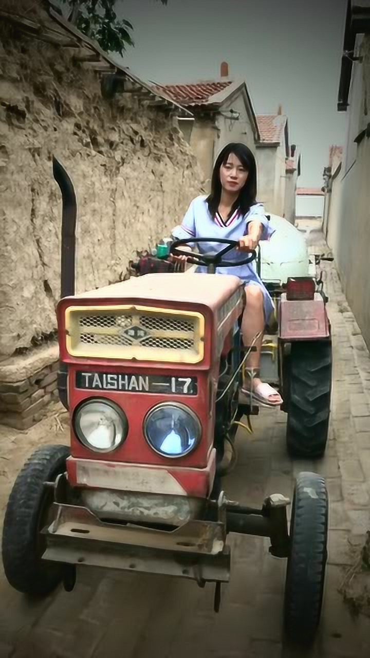 东北女人开拖拉机,这技术真6,谁娶了她老幸福了