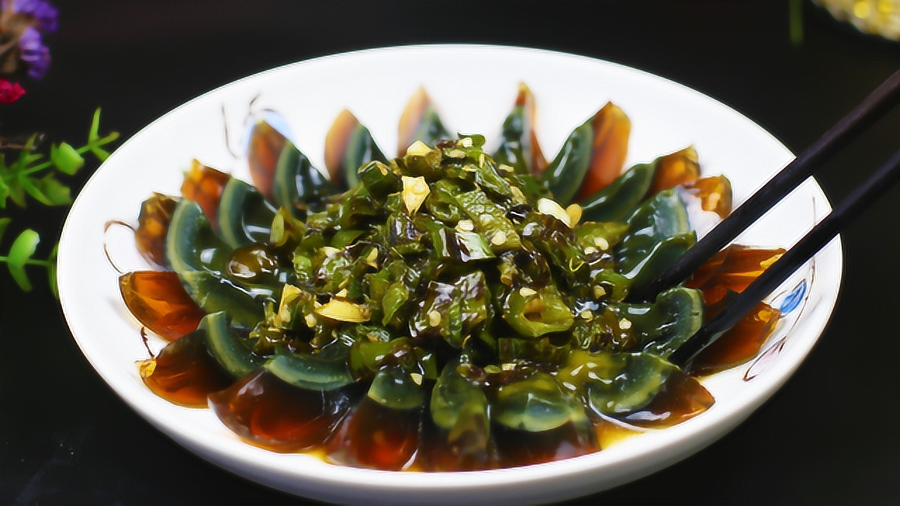 这才是青椒拌皮蛋的正确做法,香辣下饭,上桌就抢光,吃了还想吃