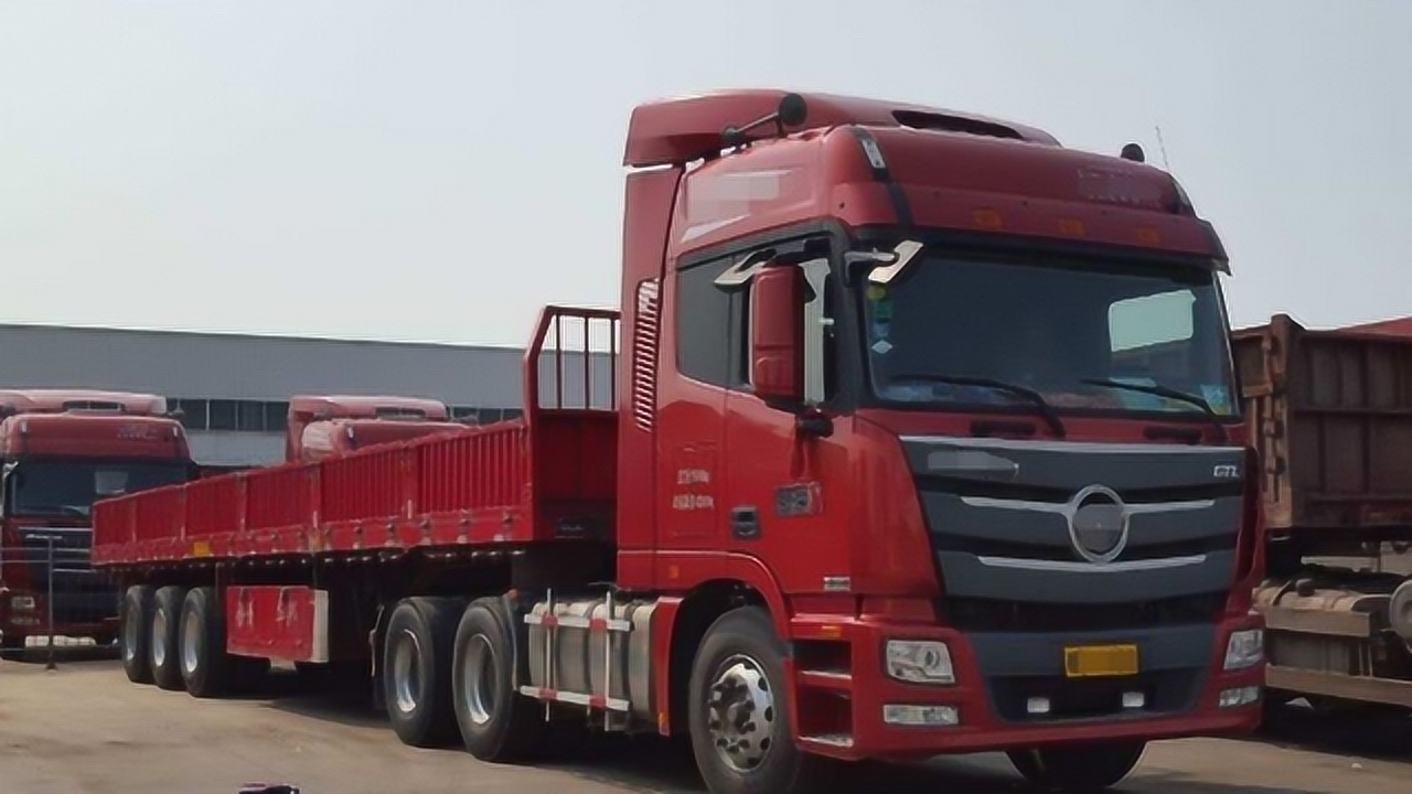 大货车司机准备爬坡,这驾驶技术,不得不佩服老司机