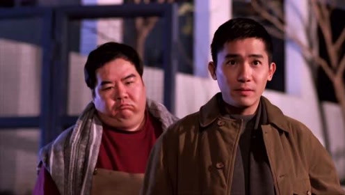 电影踢到宝,梁朝伟和郑则仕给小朋友们表演魔术,还长出了翅膀