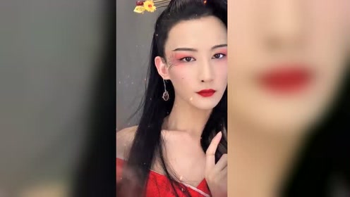 『女装大佬:小灿』要么身穿戎装铮铮铁骨,要么身穿红装绕指柔