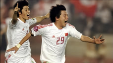国足巅峰回顾！与日本对攻：李金羽头球轰炸破门+郜林