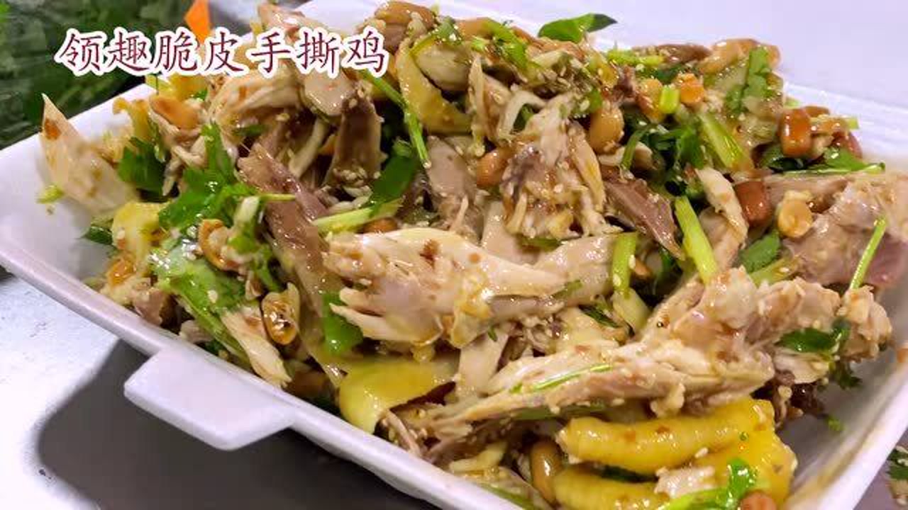 辞退公务员,自己摆摊做脆皮手撕鸡,一天撕50只
