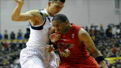 麦迪一对一单挑巅峰易建联,本以为是神仙打架,结果却满屏尴尬!