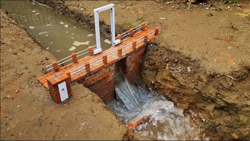 小伙自家菜地制作水坝模型,有模有样,要能安装发电机就完美了