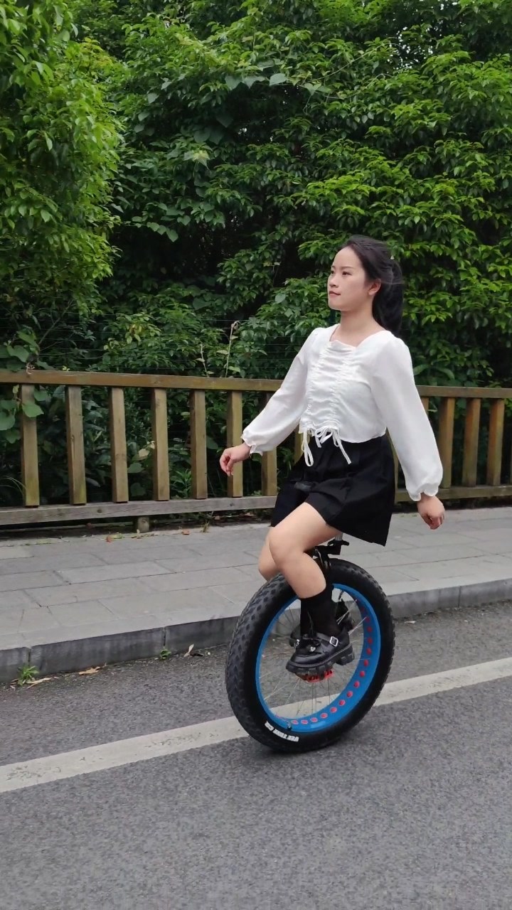 新颖的出行方式骑独轮车