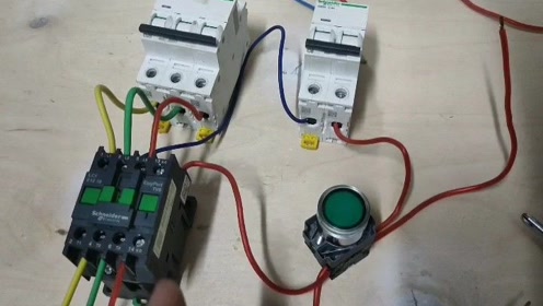 交流接触器的自锁电路的工作原理,实物怎样接线