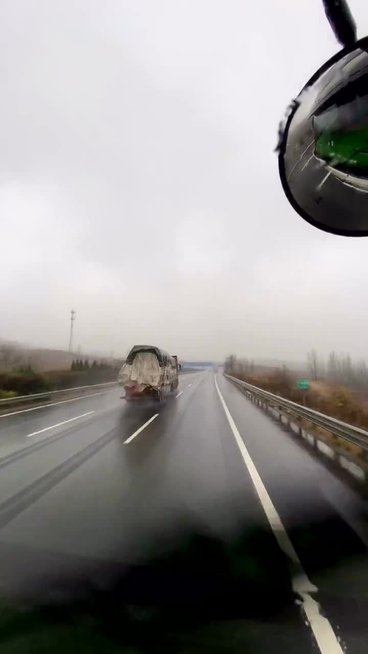 开了13年的长途货车,大部分时间都奔波在路上